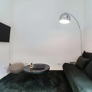  Apartment Giuliny Lovely Flat - The House Of Travelers