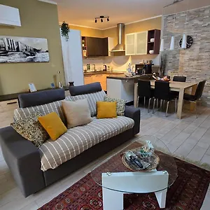Appartement Prime - Large Independent Apartment, Air Conditioning, 2 Bathrooms, 2 Free Covered Parking Spaces, No Restricted Traffic Zone, Train Station 100m, Theatre 150m, Historic Centre, Varese